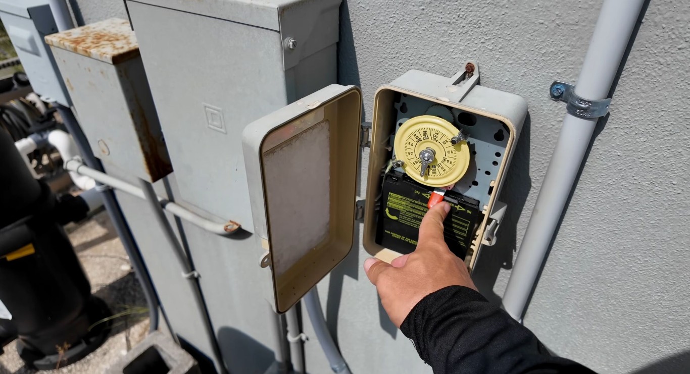 Pool filter equipment and timer maintenance